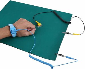 Usando un tappetino ESD puoi facilmente metterti a terra