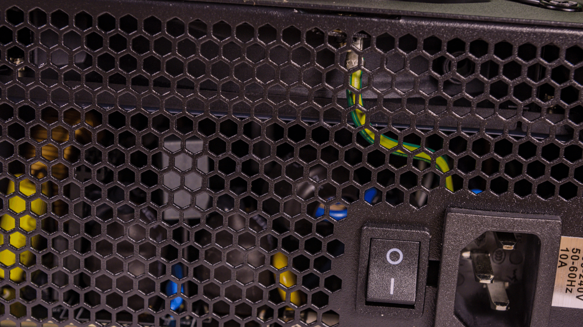 Come testare la stabilità dell'alimentatore del tuo PC