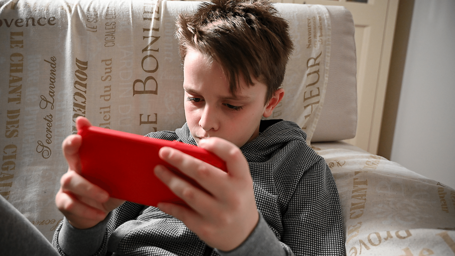 Comprendere l'impatto dei telefoni cellulari sui bambini, come evitare il cellulare nei primi anni